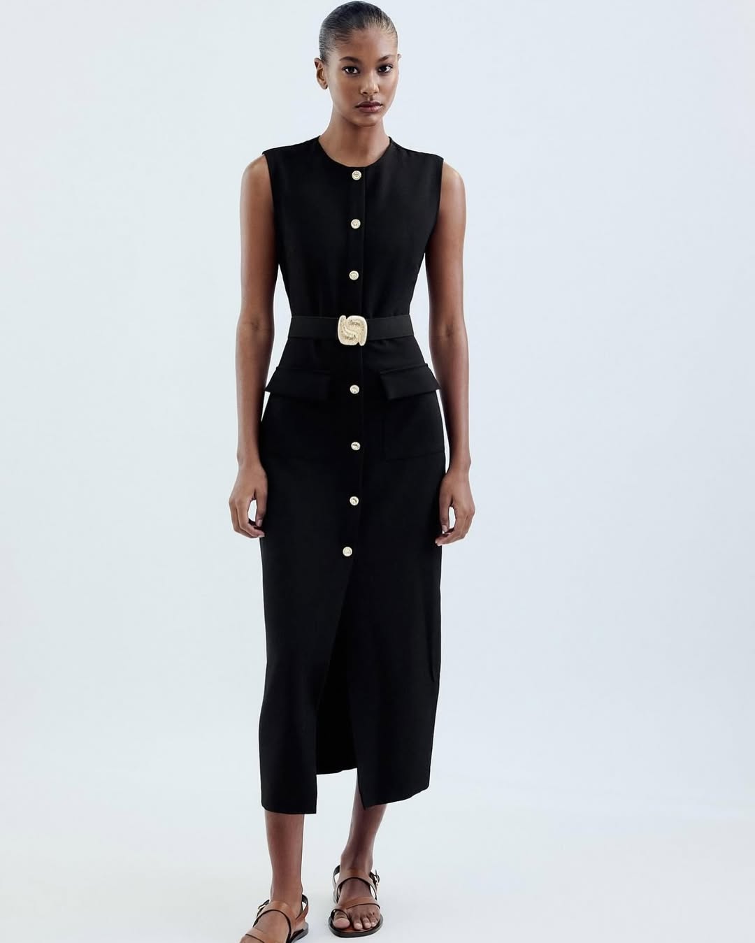 Sleeveless single-breasted dress