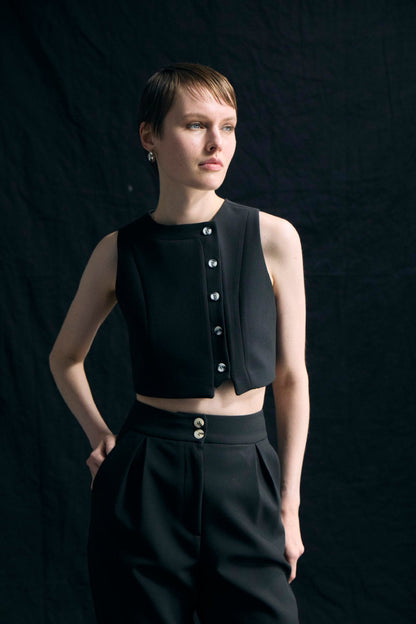 Chic Sleeveless Comfort Suit