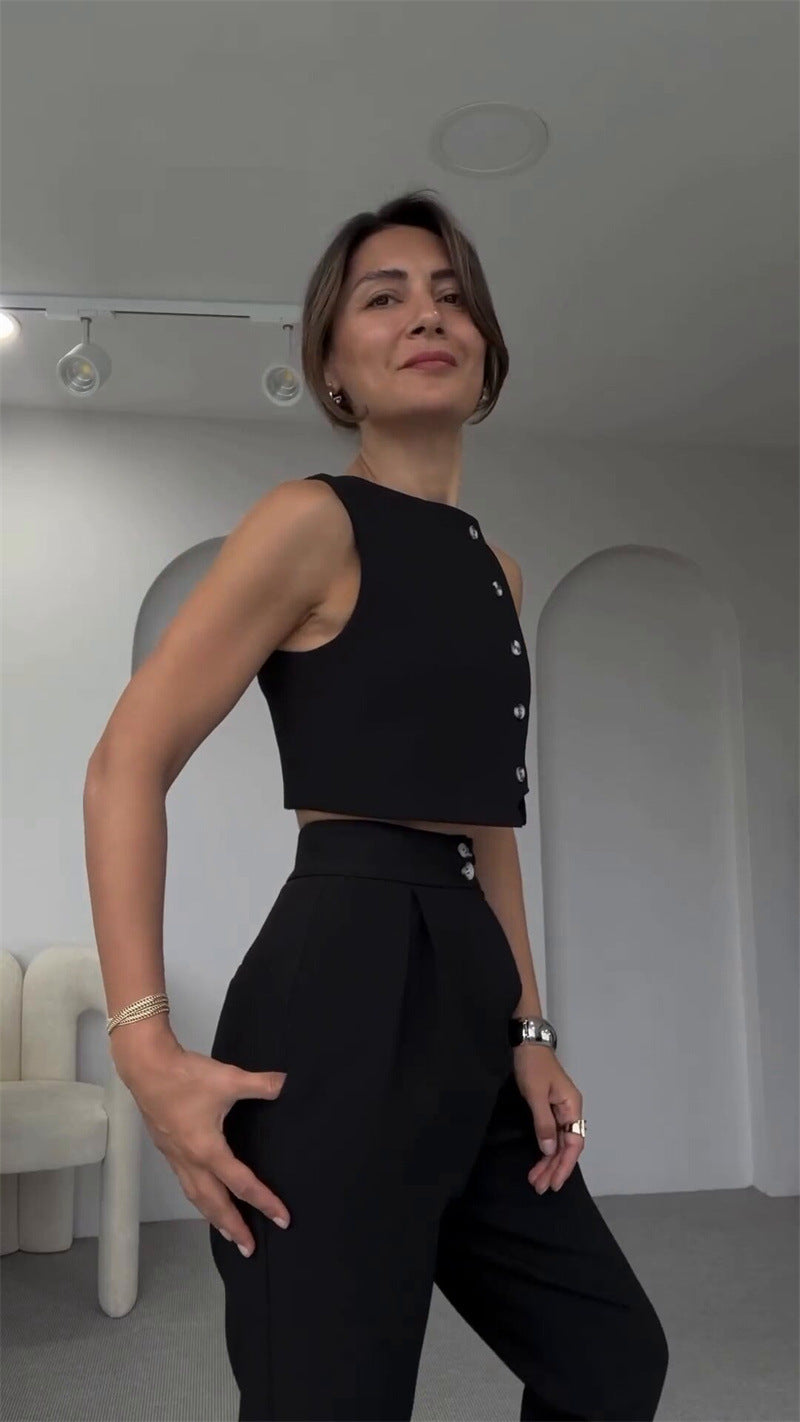 Chic Sleeveless Comfort Suit