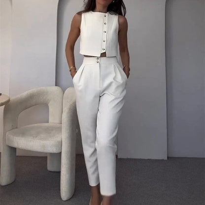 Chic Sleeveless Comfort Suit